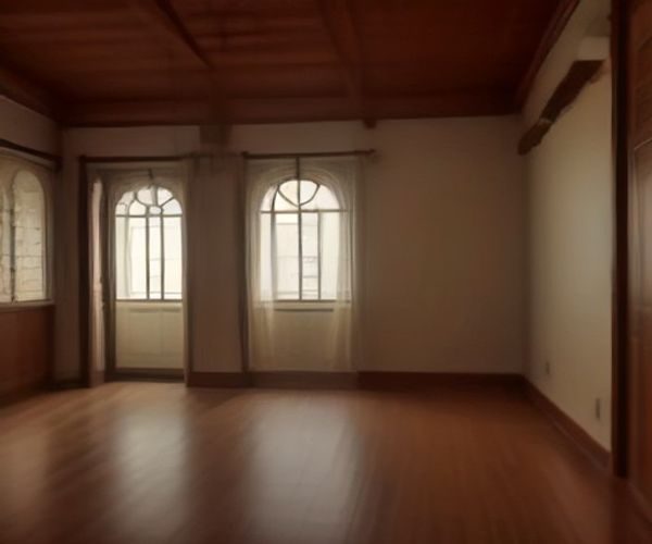 记者采访网络安全专家的现场照片，会议室背景，桌上放着笔记本电脑与调查报告文件